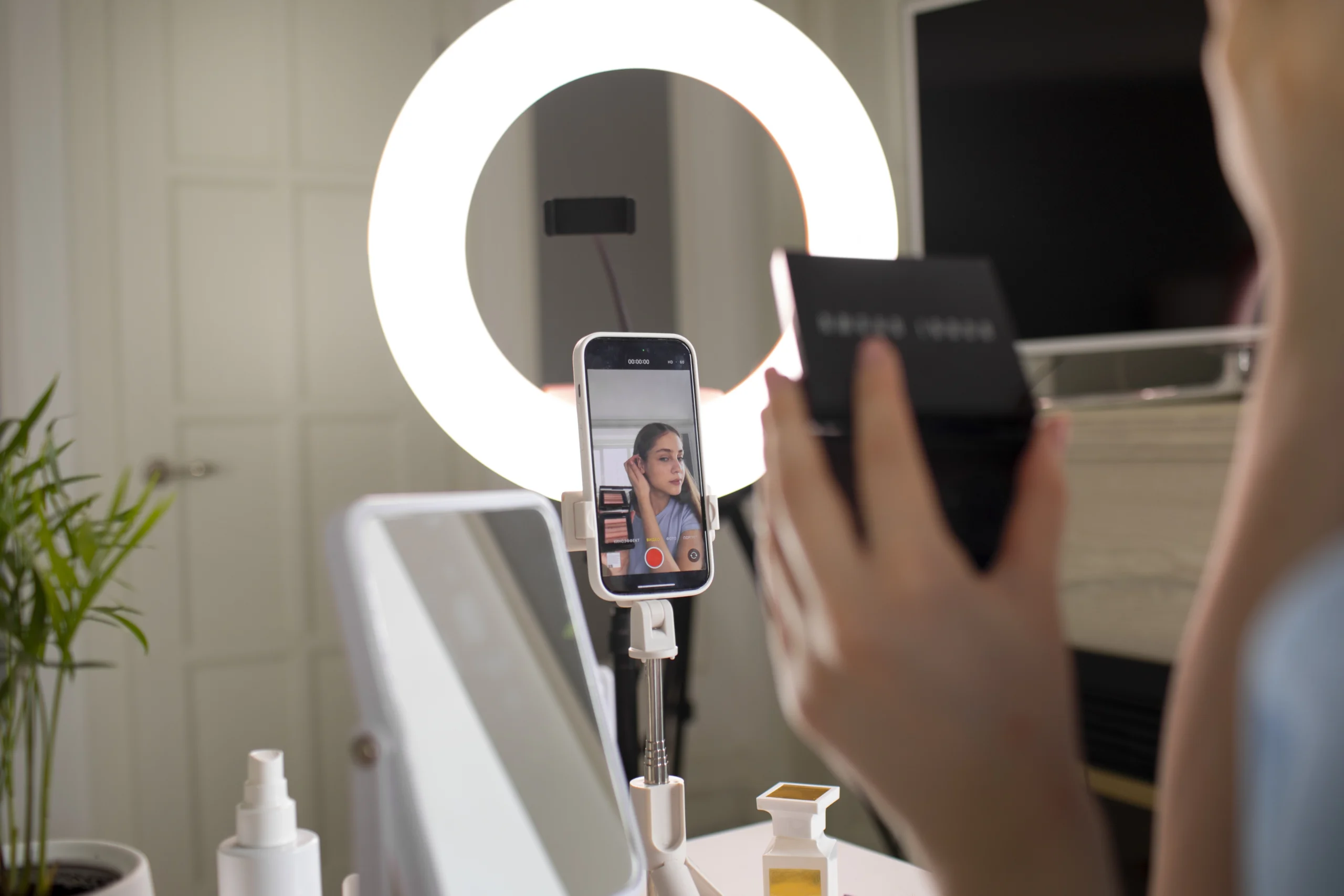 Pessoa utilizando celular para gerenciar uma operação de live commerce integrada ao TikTok Shop.
