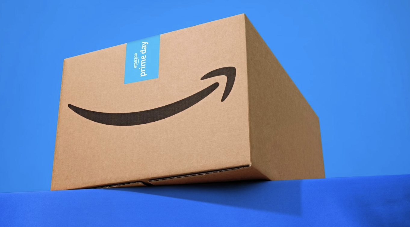 Caixa de papelão com fita azul do Amazon Prime Day, ilustrando o desafio logístico e o impacto na cadeia de reabastecimento dos sellers em 2026.