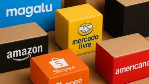 Diversas caixas de papelão personalizadas com os logotipos da Magalu, Mercado Livre, Amazon, Shopee e Americanas, representando as principais opções de marketplaces para vender e estruturar uma operação de e-commerce no Brasil.