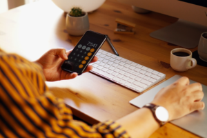 Descubra como definir preços para a Black Friday, proteger sua margem e aumentar as vendas com estratégias de precificação, promoções e análise de custos.